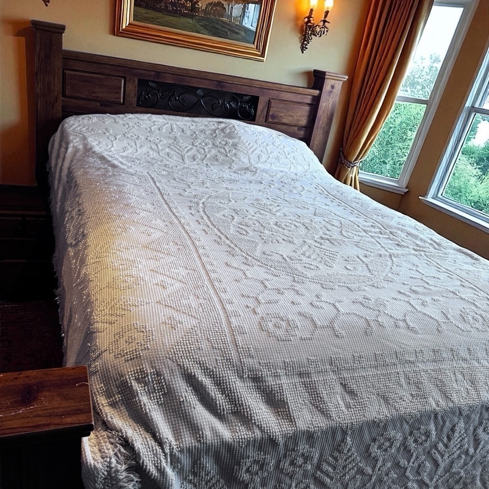 110” x 82” Vintage Fieldcrest Chenille Hobnail Bedspread Fringe Edge Off White